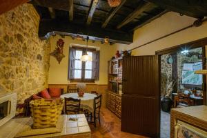 a living room with a table and a kitchen at APARTAMENTO RURAL ABUELO EMILIO in Tornavacas