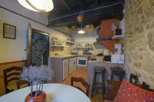 a kitchen and dining room with a table and a counter at APARTAMENTO RURAL ABUELO EMILIO in Tornavacas +14 photos
