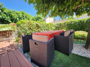 a group of three wicker trash cans with a table at Le Ciel Bleu in Arles