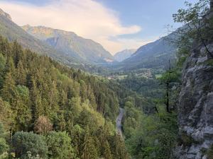a view of a valley in the mountains at Un bon momentde dente in Bonneville
