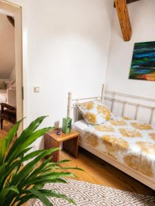 a bedroom with a bed and a table at Luxuriöse Ferienwohnung mit 3 Schlafzimmern in Tremsbüttel