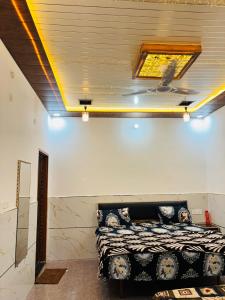 a bedroom with a bed in a room with a ceiling at Maa chamunda dham in Mathura