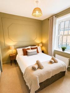 a bedroom with a bed with two towels on it at St Johns Central Canterbury Cottage in Canterbury