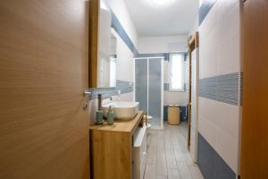 a bathroom with a sink and a mirror at Kama House 96 mq in centro in Lesina