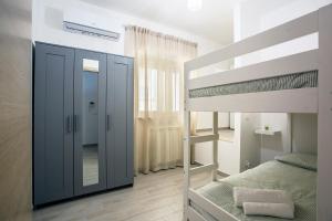 a bedroom with a bunk bed and a mirror at Kama House 96 mq in centro in Lesina