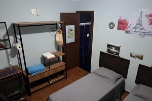 a bedroom with a bunk bed and a desk at Tecnohouse próxima ao Sesc in Franca
