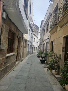 an alley between two buildings with plants on it at Casa A Beira do Mar in O Grove