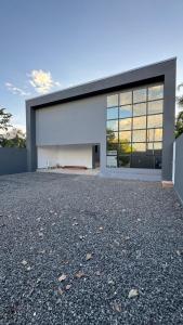 a modern house with a large garage at Mini flat 08 em Jataí Go in Jataí