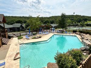 an overhead view of a swimming pool at a resort at TeeTime Green On the Fairway in Camdenton