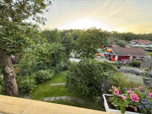 an aerial view of a yard with flowers at Stuga Marstrand in Marstrand