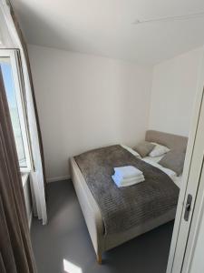 a bedroom with a bed and a window at Sea view Ella - Hejlsminde Badehotel in Hejlsminde