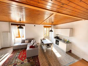 a living room with a couch and a table at Panorama Lake Relax in Nesso