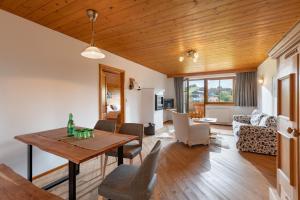 eine Küche und ein Wohnzimmer mit Holzdecke in der Unterkunft Hotel Frohnatur in Thiersee
