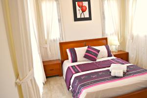 Villa Limni Sandy Beach Villas - Heated Pool - Jacuzzi - Private Beach Area tesisinde bir odada yatak veya yataklar