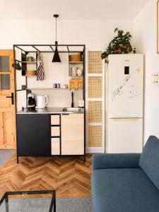 a living room with a kitchen and a refrigerator at GóralSki in Wisła