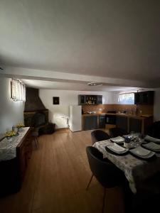 a kitchen and living room with a table and chairs at Cabana Patru Anotimpuri in Rîmeţi