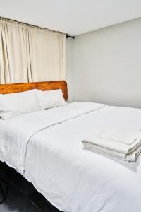 a white bed with white sheets and pillows at Joynest Nest - Private Entry & Bath in Newark