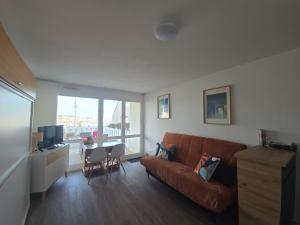 a living room with a couch and a table at Escale au Port du Crouesty in Arzon