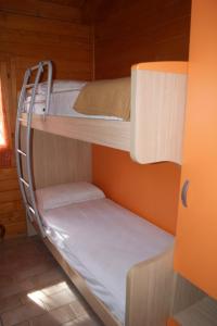 マリーナ・ディ・マッサにあるParco Vacanze Camping Sognoの二段ベッド2組が備わるキャビン内の二段ベッド1台分です。