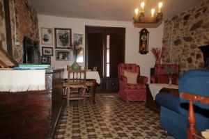 a living room with a table and chairs at APARTAMENTO RURAL ABUELO EMILIO in Tornavacas