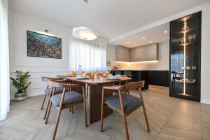 a kitchen and dining room with a table and chairs at Casa Magista in Sukošan