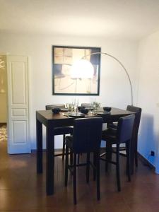 une salle à manger avec une table et des chaises noires dans l'établissement le topaze, à Colmar