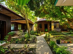 a garden in front of a house at Argana Cottages in Dauin