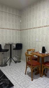 a room with tables and chairs in a kitchen at Central APE Diamantina in Diamantina