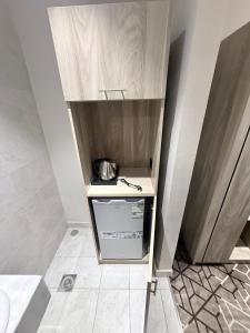 a small kitchen with a counter in a room at Ritaj Al-Tala'i in Mecca