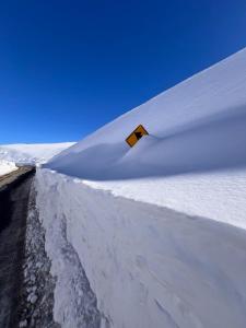 a mound of snow with a sign on top of it at Para 6 pax La Parva in Lo Barnechea