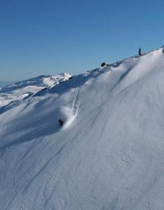 a person is skiing down a snow covered slope at Para 6 pax La Parva in Lo Barnechea