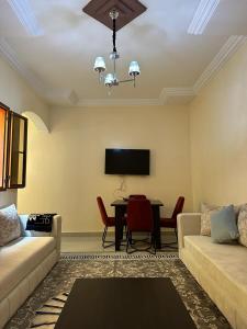 a living room with a couch and a table at Jannat Résidence in Ouarzazate