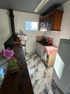 a kitchen with a counter and a stove in it at Cataventooo hospedagens in Miguel Pereira