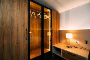 a room with a desk with a lamp and a closet at Cozy Apartment - Stunning Views in Brienz