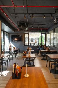 a restaurant with tables and people sitting at tables at ibis budget Santiago Providencia in Santiago