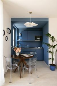 a dining room with blue walls and a table and chairs at Hortus Bellagio in Bellagio