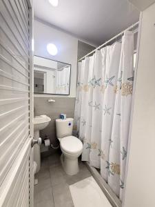 a bathroom with a toilet and a sink at Caribe 102-1 in San Andrés