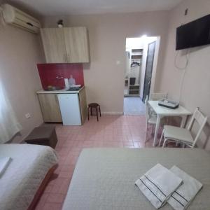 a living room with a kitchen and a table and a kitchen at Sky 2 Petrovac in Babalonija
