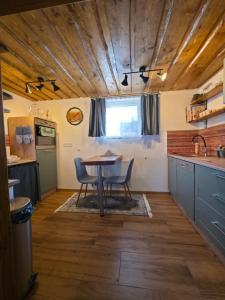 a kitchen with a table and chairs in a kitchen at Ubytovanie u Richtára in Klokoč