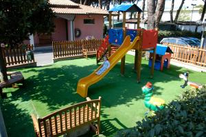 Lasten leikkialue majoituspaikassa Parco Vacanze Camping Sogno