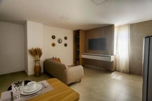 a living room with a couch and a table at Apartamentos mobiliados em Caruaru in Caruaru