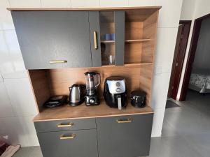 a kitchen with a coffee maker and a blender at Casa completa com wifi, garagem, próximo ao centro in Piatã +14 photos