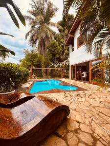 a house with a swimming pool in the yard at Pousada Casa de Inaê in Itacaré