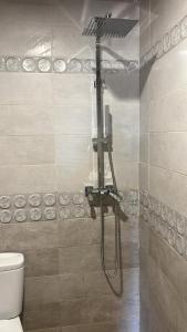 a shower in a bathroom with a toilet at Appartement Chaleureux et Cosy Proche De sortie autoroute in Mohammedia +15 photos