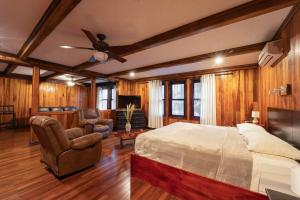 a bedroom with a bed and a couch and a chair at Hotel Castillo in San José