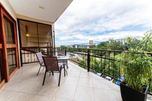 a balcony with a table and chairs on a balcony at Hotel Castillo in San José