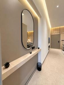 a hallway with a large mirror and a sink at مساكن لينا الفندقية in Abha