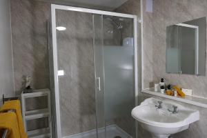 a bathroom with a shower and a sink at Newcastle City Centre 2BR, Near Central Train Station in Newcastle upon Tyne +16 photos