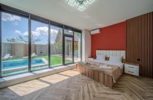 a bedroom with a bed and a large window at Bungalov Azerbaijan in Vǝndam