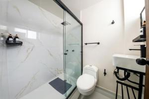 Bilik mandi di Hotel Kuko Express +37 gambar